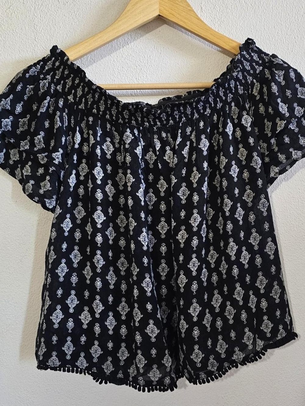 Rewind Black Off-Shoulder Printed Blouse
